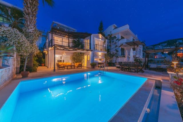 Celebrity Real Estate: Inside the World's Most Glamorous Homes Celebrity Real Estate: Inside the World's Most Glamorous Homes