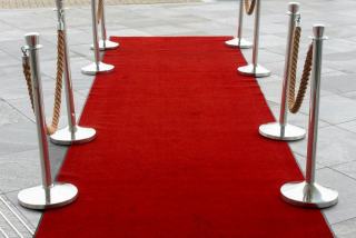 Red carpet fashion: iconic looks and style analysis